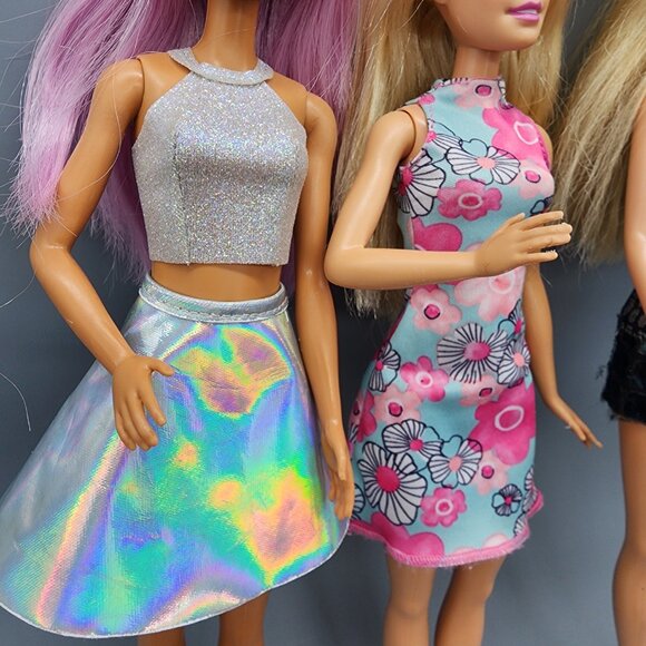 Barbie Dolls Lot w/ 3 Dolls, 30+ Clothes & Accessories Mixed Outfits - Picture 13 of 16